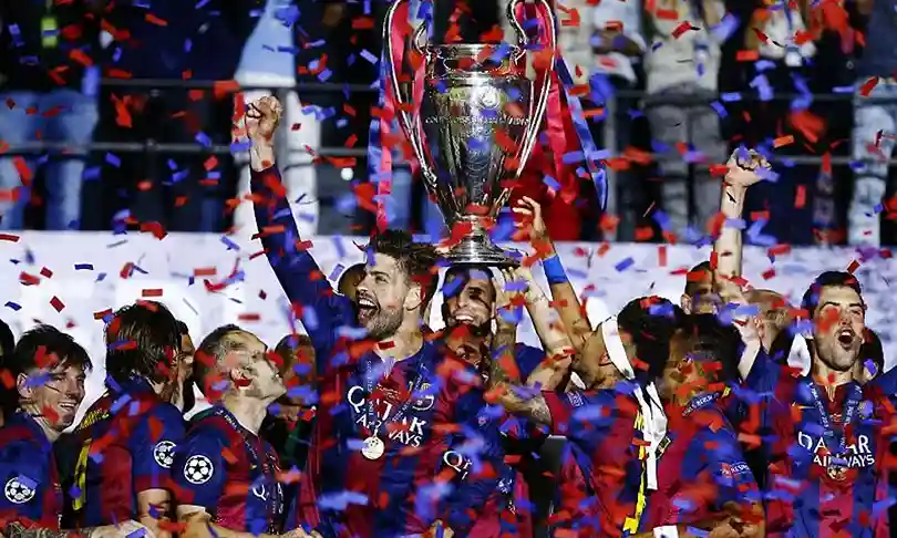 Jugadores del Barcelona levantando el trofeo de la Champions League