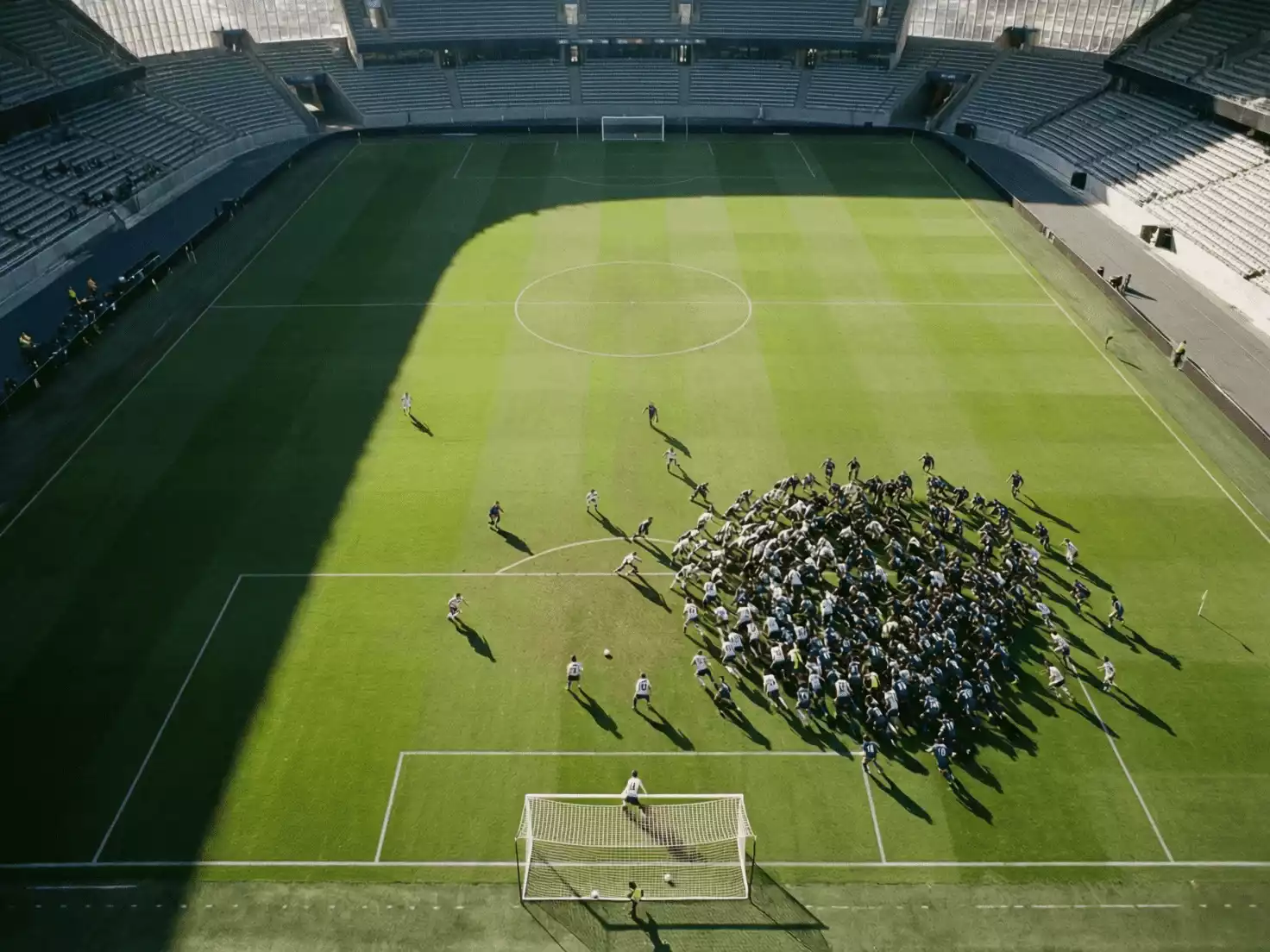 Vista aérea de un partido de fútbol mostrando dominio territorial