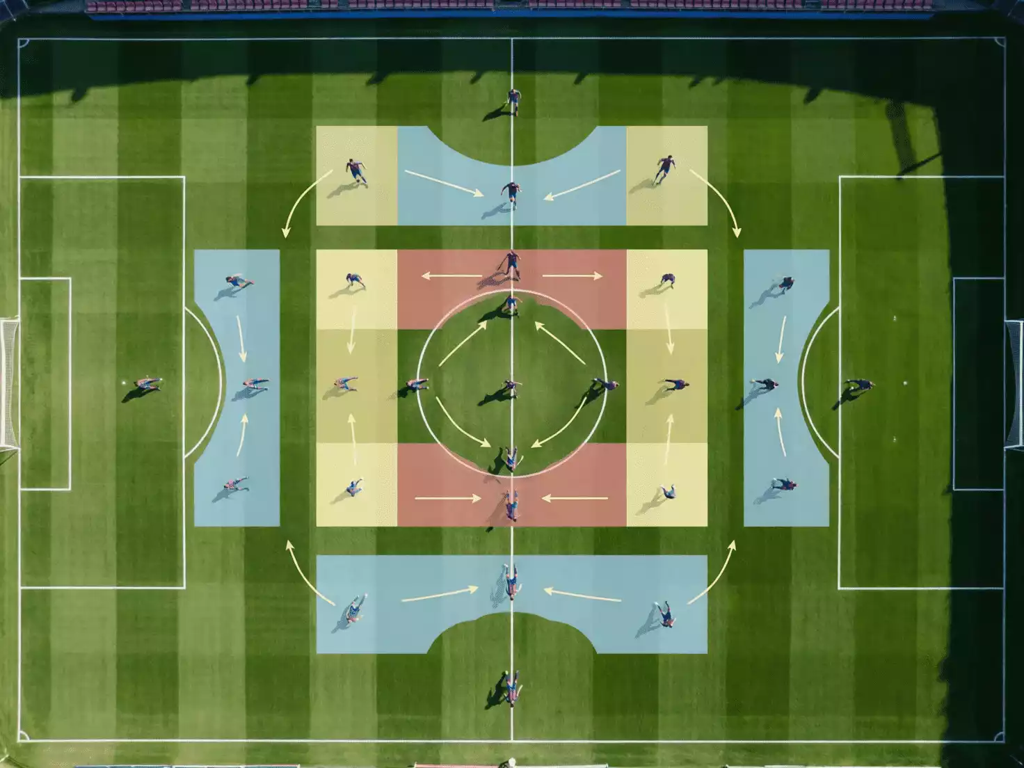 Campo de fútbol con posiciones tácticas marcadas