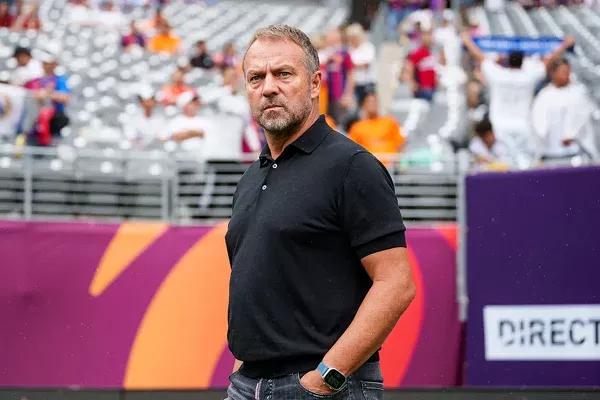 Hansi Flick dirigiendo al Barcelona desde el banquillo