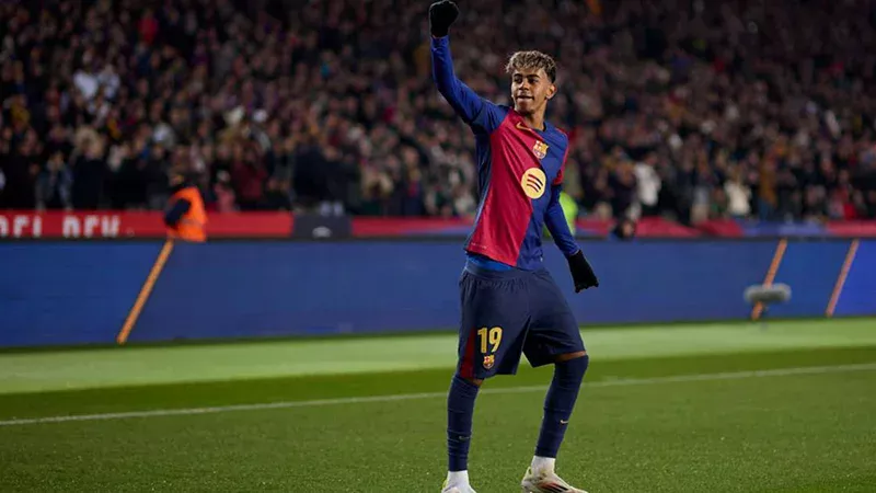Lamine Yamal regateando con el balón en un partido del Barcelona